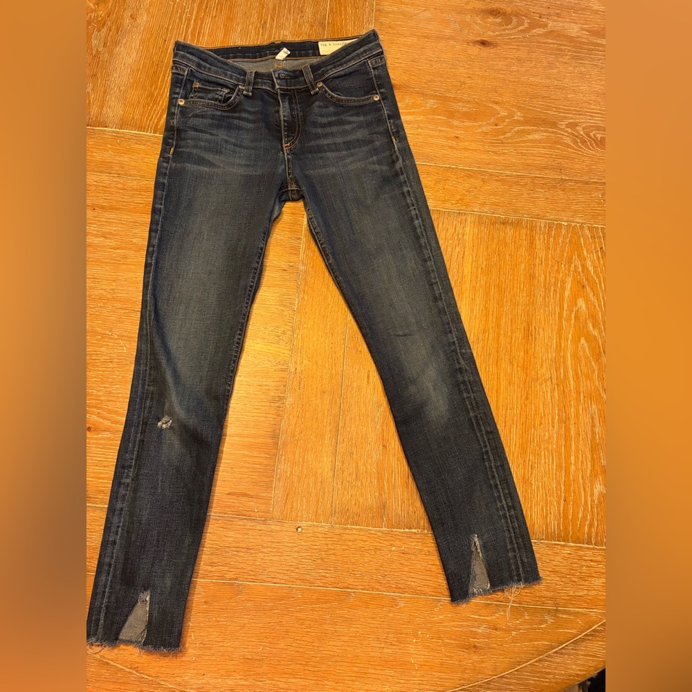 Rag & Bone Skinny Jeans- Size 26
Preowned. Great Condition- Dark Wash